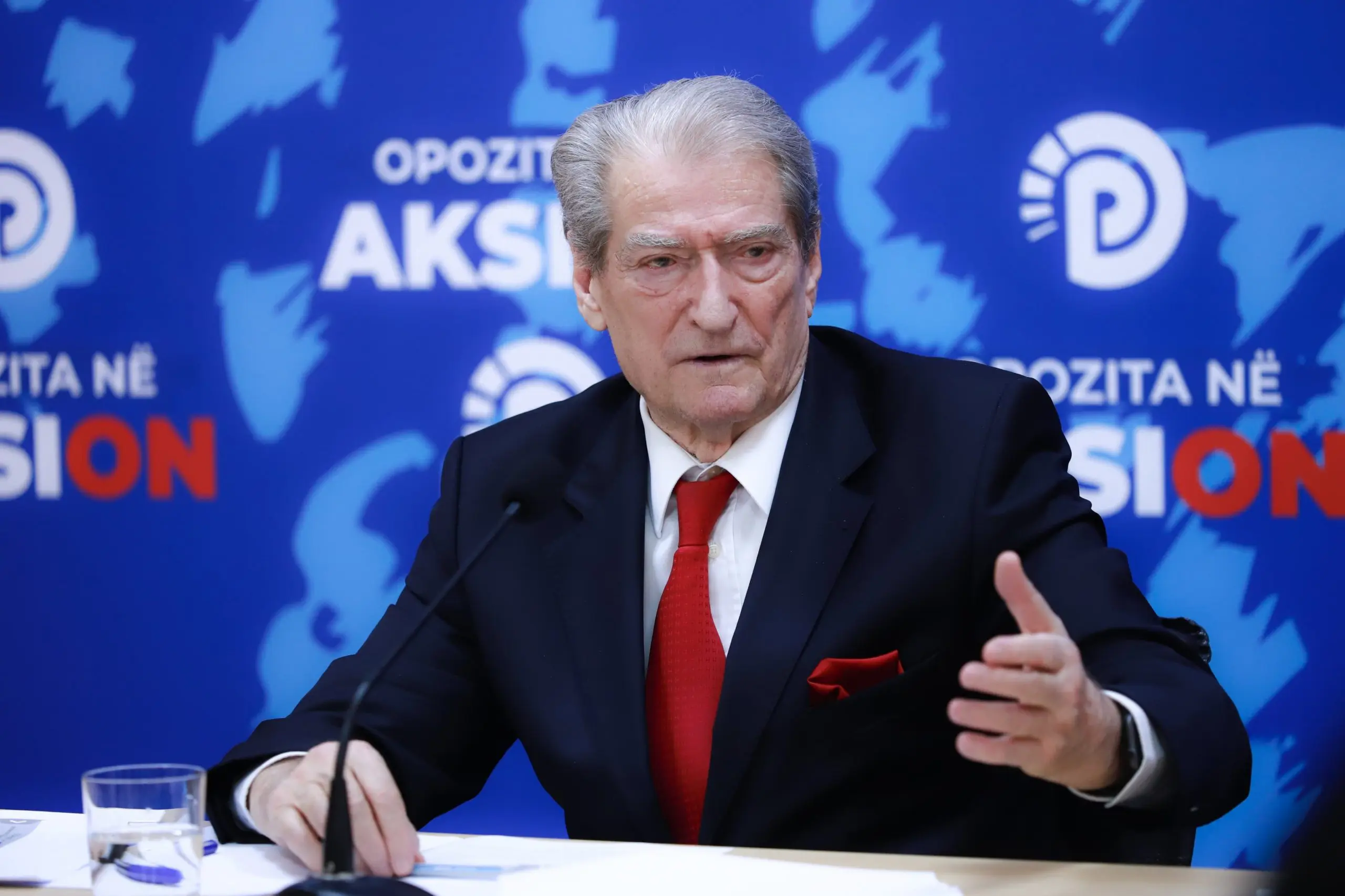 Videoja virale e deputetit francez me orën Rolex/ Ironizon Berisha: Ministrat në Tiranë krenohen me to!