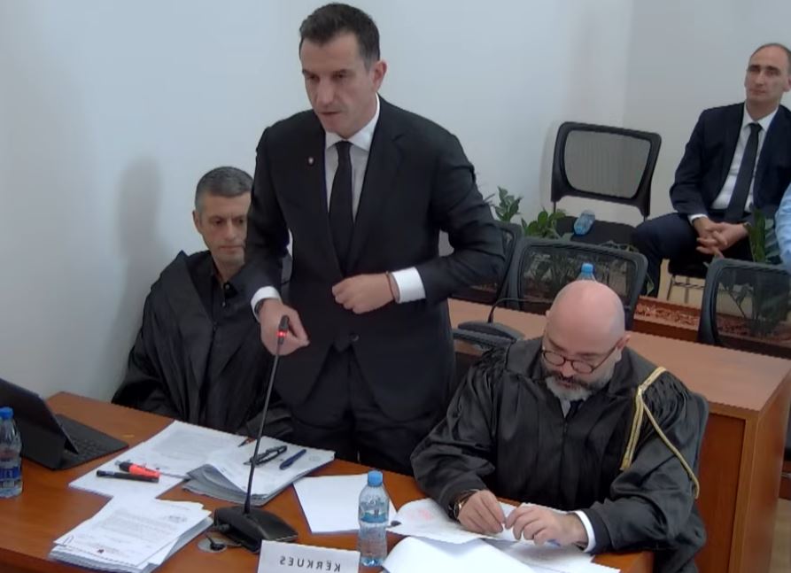 VIDEOLAJM/ Masat e sigurisë brenda GJK, efektivi i policisë ngrihet në këmbë sa herë Veliaj i përgjigjet pyetjeve