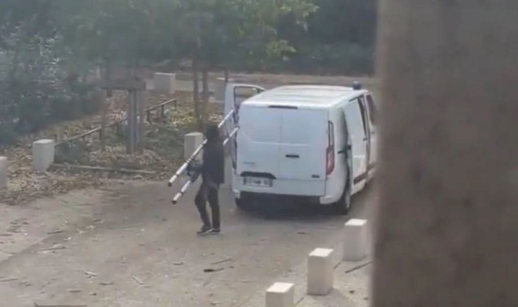 (VIDEO)Pamjet bëhen virale, tjetër grabitje në Francë/ Të armatosur e të veshur si policë autorët vjedhin punishten e arit