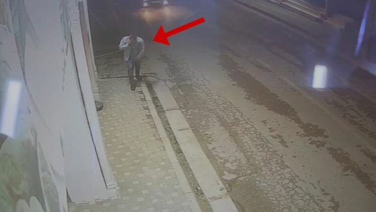 (VIDEO)Vrau me thikë 40-vjeçarin, autori shfaqet i qetë dhe duke folur në celular pas krimit