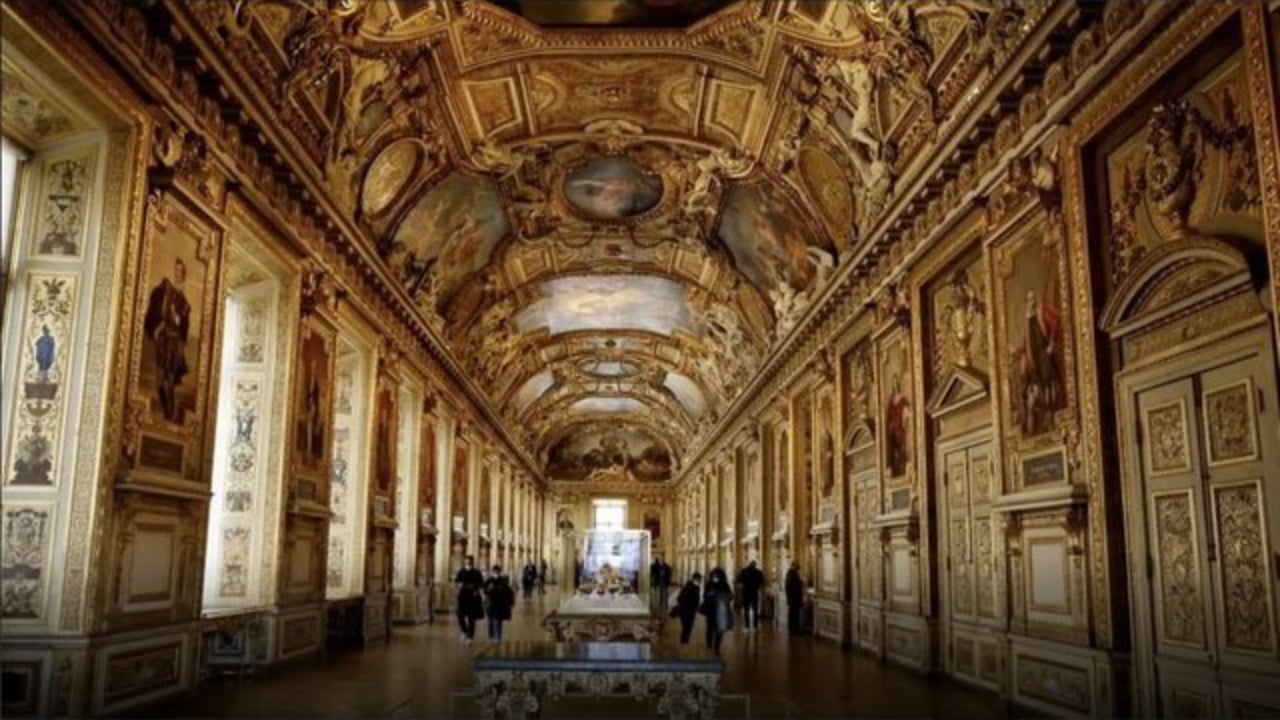 Vjedhja si në filma e Luvrit “kushton” 88 milionë euro, arrestohet në Barcelonë një prej grabitëseve të dyshuara