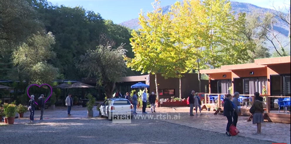 Vjeshta në Parkun Natyror të Syrit të Kaltër, destinacioni që nuk njeh stinë me turistë të shumtë