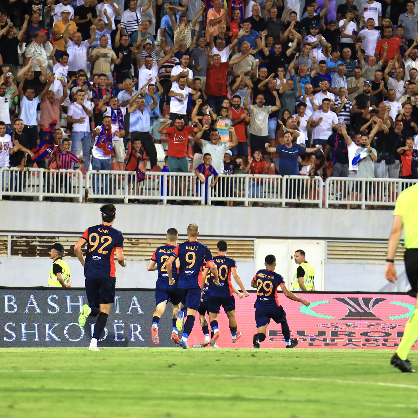 Vllaznia e pamëshirshme në Shkodër, 8 futbollistë golashënues