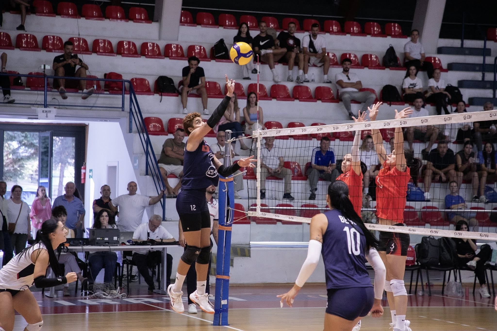 Vllaznia e Pogradeci reagojnë dhe saktësojnë se dyshojnë për doping: Nuk kërkuam kurrë në Federatë një test gjinie