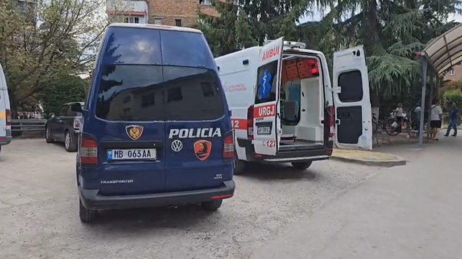 Vlorë/ Gjendet i vdekur një burrë në mjetin e parkuar në korsinë e emergjencës. Viktima u gjet në sediljen e parme (EMRI)