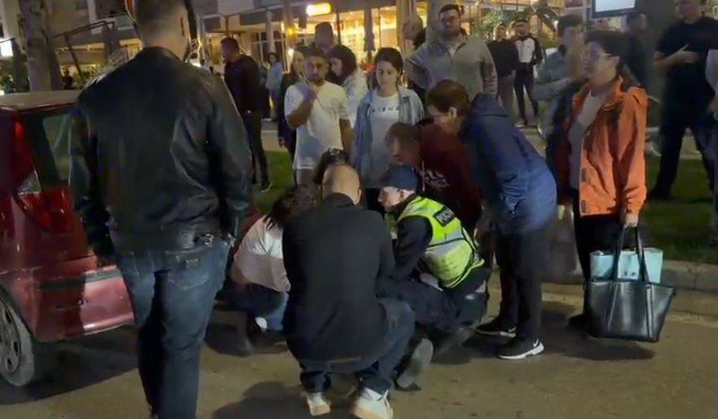 Vlorë, i moshuari përplas te vizat e bardha dy gra këmbësore