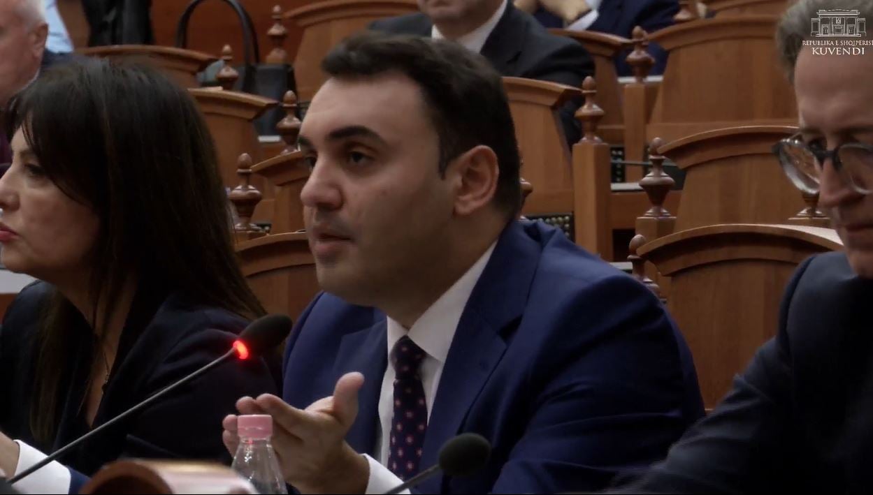 Votimi për shkarkimin e Peleshit/ “Nuk do ishin 10 vota, por…”, deputeti Këlliçi: E paprecedentë, pyetëm se çfarë po hidhej në votim, s’na kthyet përgjigje