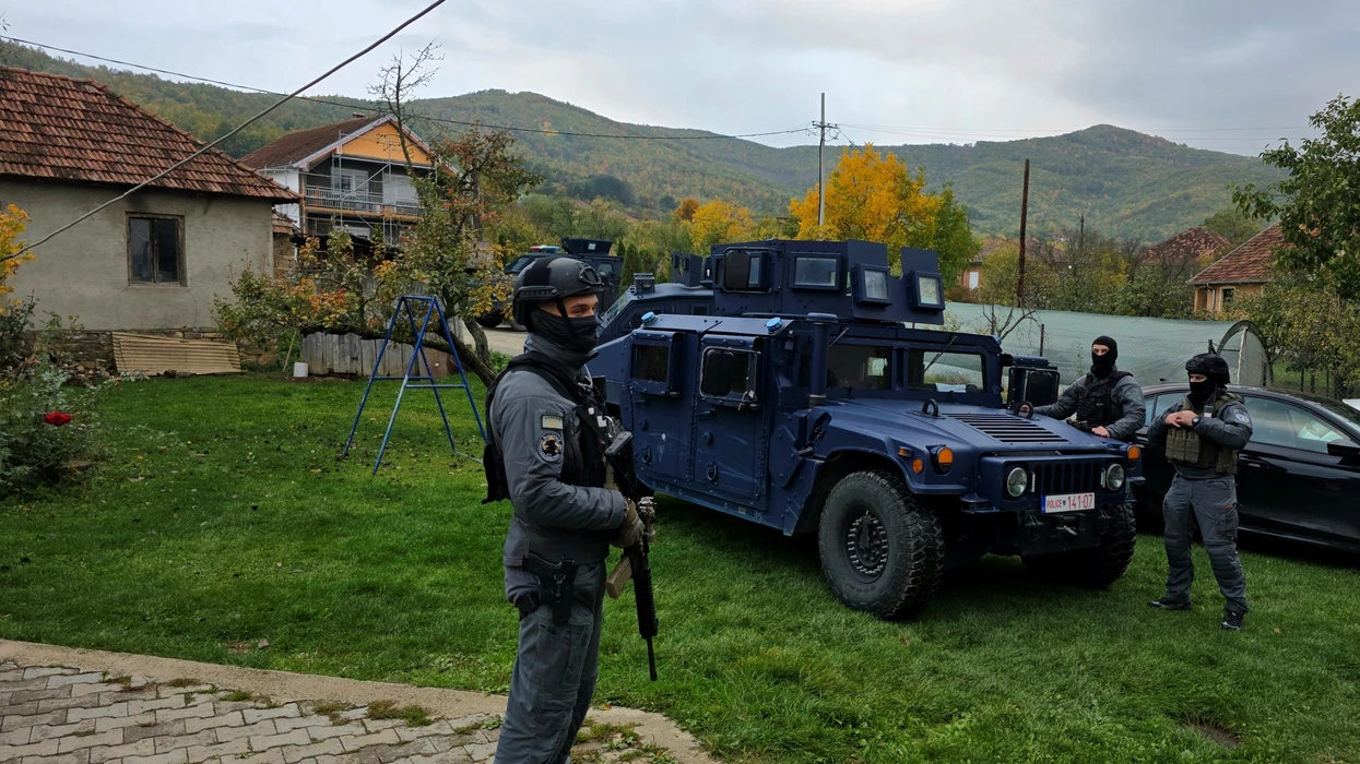 Vrasja e zyrtarit të EULEX-it, 7 persona u shoqëruan nga policia gjatë bastisjeve të sotme në 9 lokacione në veri