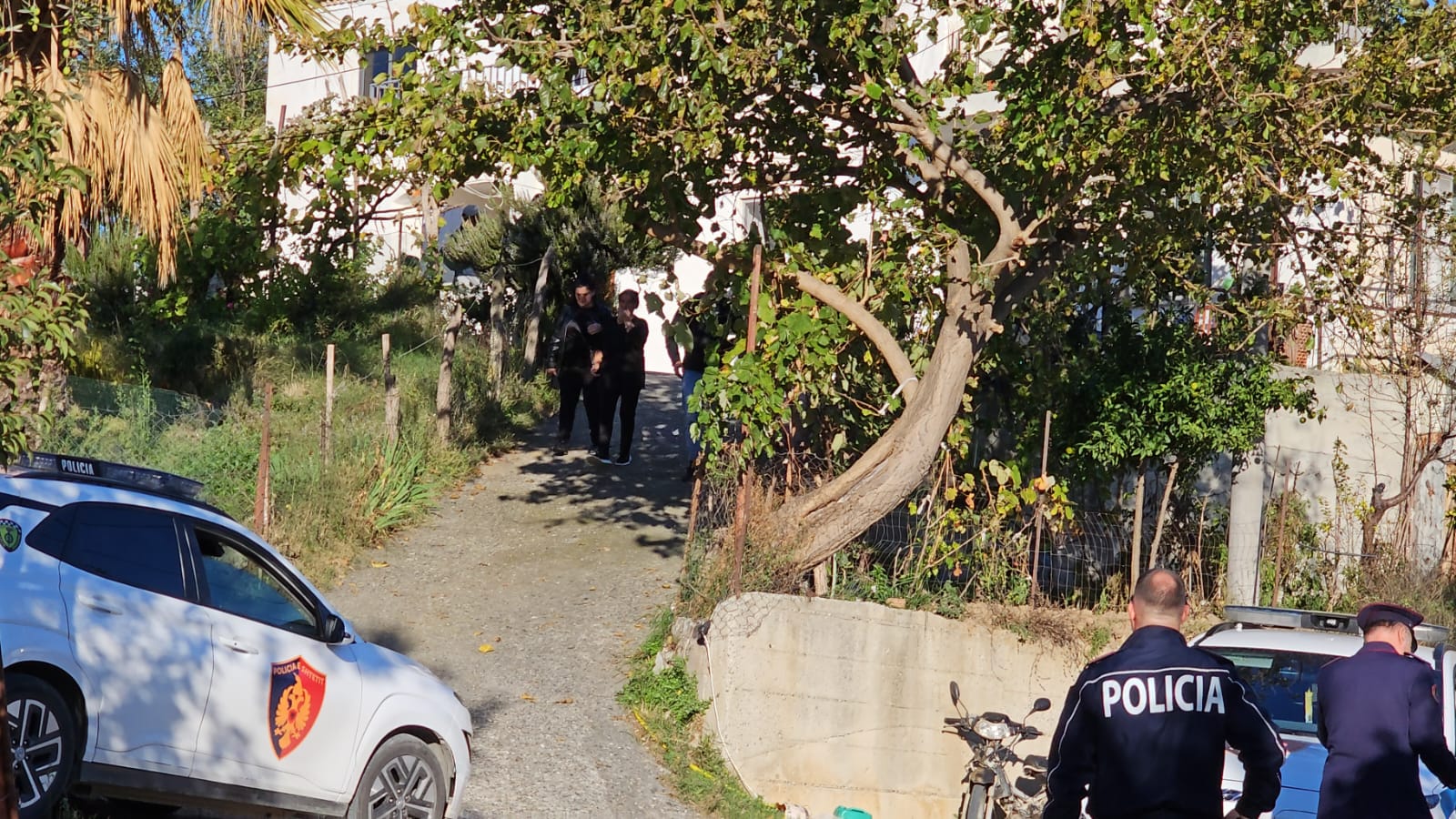 Vrau me thikë babain, policia: Pas ngjarjes, 25-vjeçari është arratisur