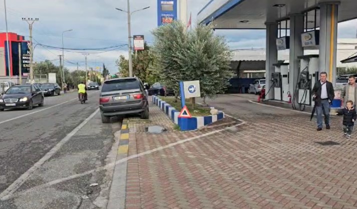 Vriten me armë zjarri dy të rinj pranë një karburanti në Manëz, sherri dyshohet se nisi për një kafe