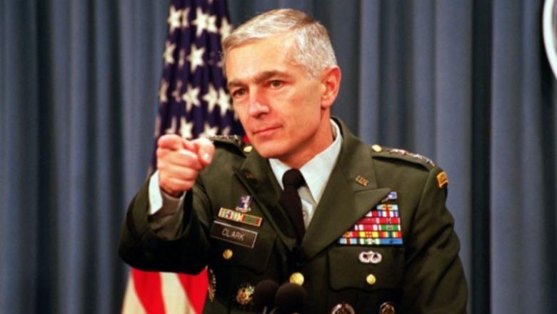 Wesley Clark dëshmitar në gjyqin ndaj Thaçit në Hagë, ish-gjenerali i NATO që udhëhoqi bombardimet kundër serbëve!