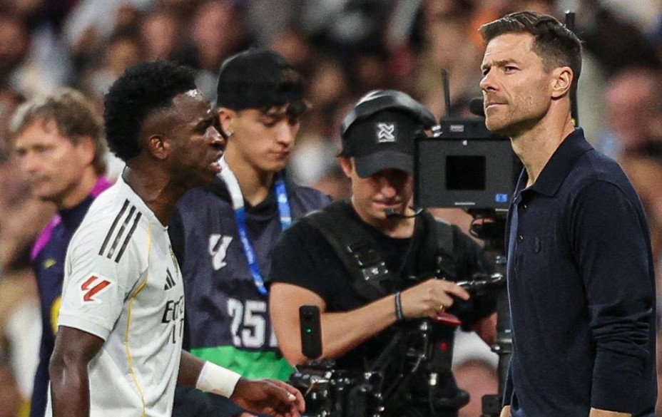 Xabi Alonso reagon për gjestin e Vinicius Junior, paralajmëron brazilianin: Do flasim privatisht