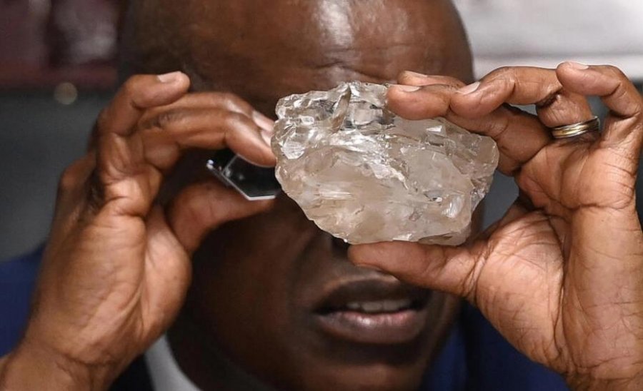 Zbulohet në Botsvana një diamant unik: gjysmë rozë, gjysmë i tejdukshëm
