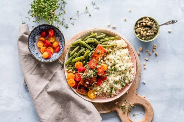 Zbuloni ushqimet më të mira kundër simptomave të reumatizmit