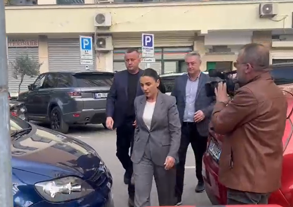 Zëvendëskryeministrja Belinda Balluku paraqitet në SPAK (VIDEO)