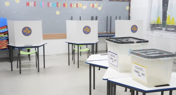 Zgjedhjet/ 7.84% e pjesëmarrjes deri në mesditë, KQZ: Nuk ka raportime për parregullsi gjatë procesit të votimit