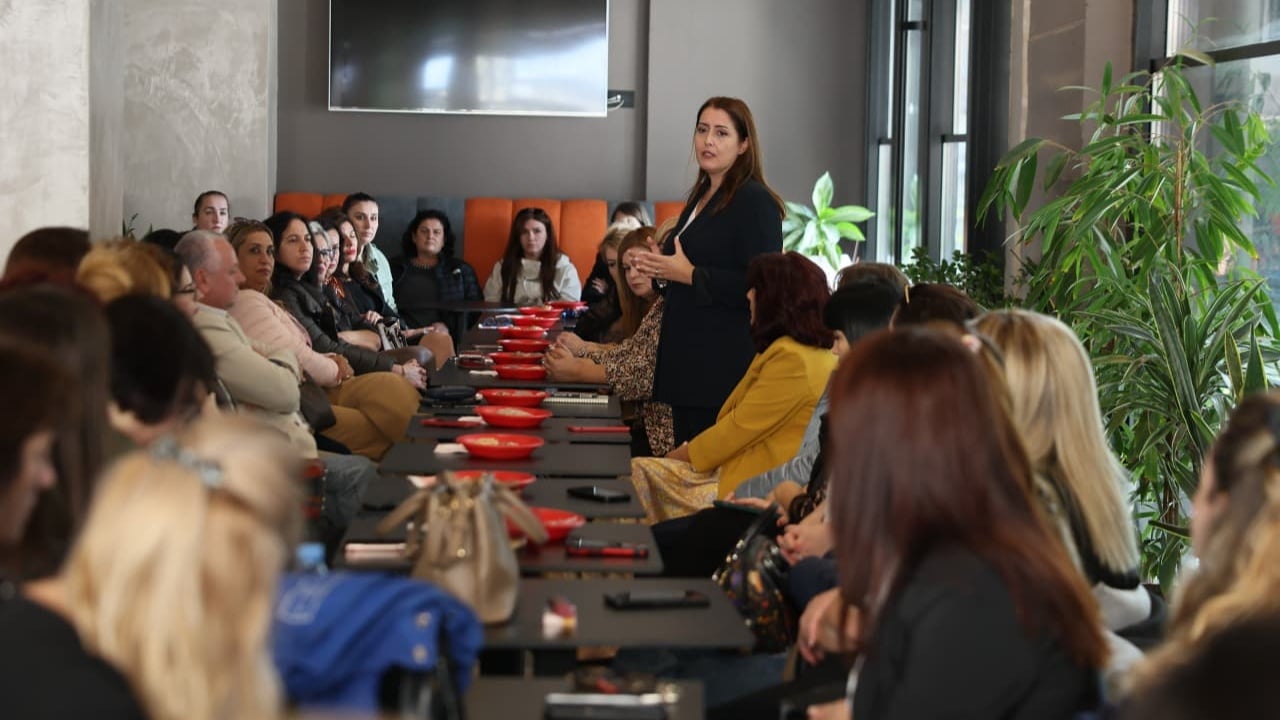 Zgjedhjet e pezulluara në Tiranë, PS vijon fushatën. Manastirliu takon bluzat e bardha: Më shumë shërbime sociale