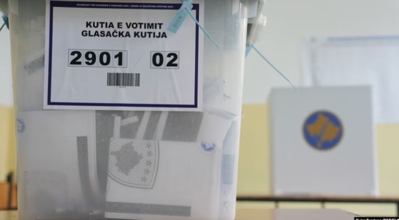 Zgjedhjet lokale në Kosovë/ Fillon numërimi i votave me postë, a ndikojnë në rezultat?