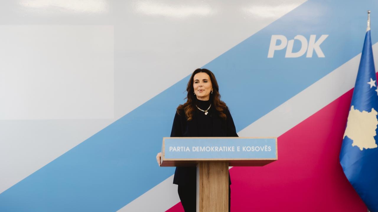 Zgjedhjet lokale në Kosovë/ Sekretarja e PDK bën thirrje: Vazhdoni të votoni, partia po fiton besimin e popullit