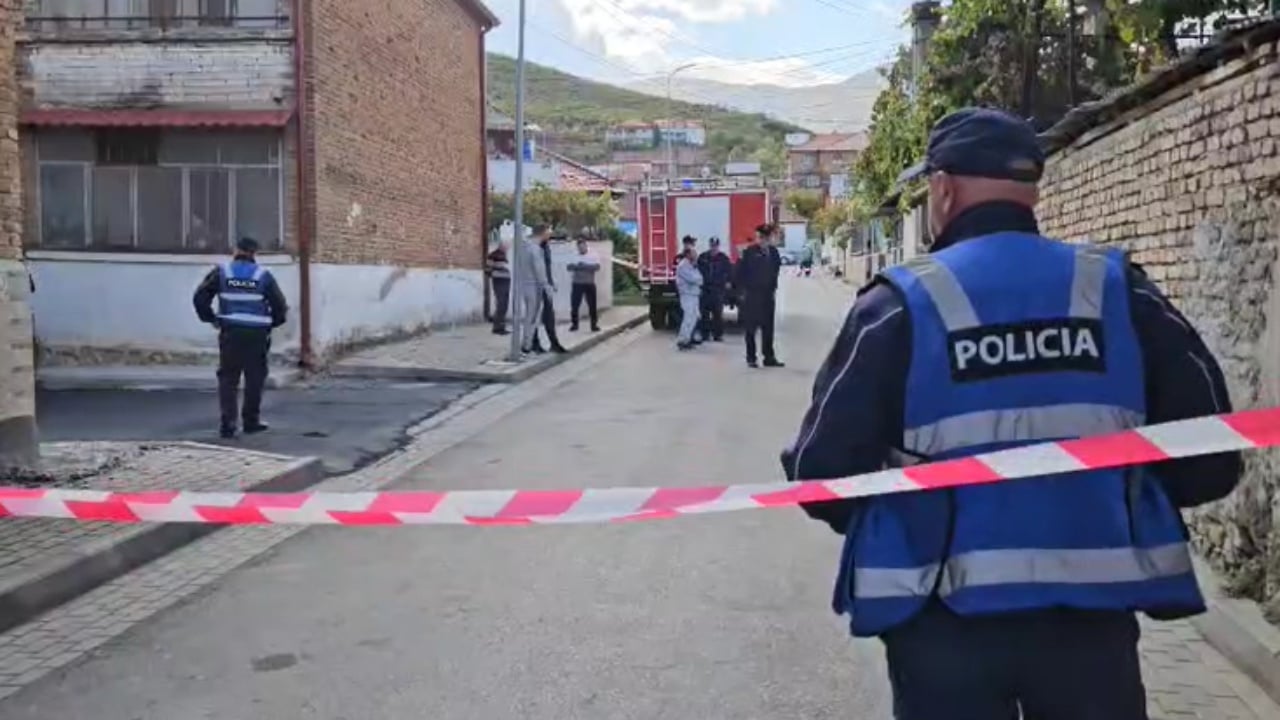 Zjarri në Maliq, pamje nga brenda banesës së shkrumbuar nga flakët ku humbën jetën nënë e bir (VIDEO)