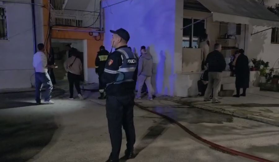 Zjarri në një kabinë elektrike në Fier, ndërhyrja e zjarrfikësve neutralizon flakët