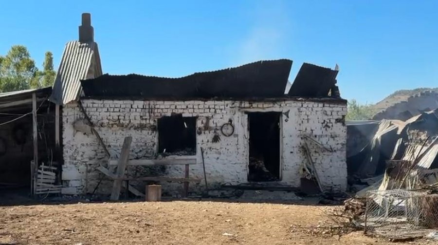 Zjarri shkatërron stallën në Pogradec, pronari në gjendje të rënduar: 170 dele janë djegur të gjalla