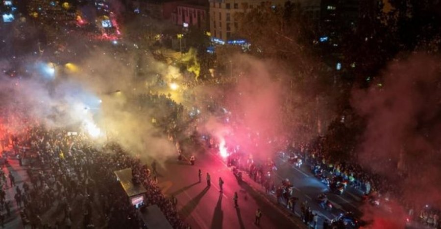 1 vit nga tragjedia në Novi Sad/ Studentët ‘pushtojnë’ Beogradin një natë para! Thirrje qytetarëve të mblidhen së bashku