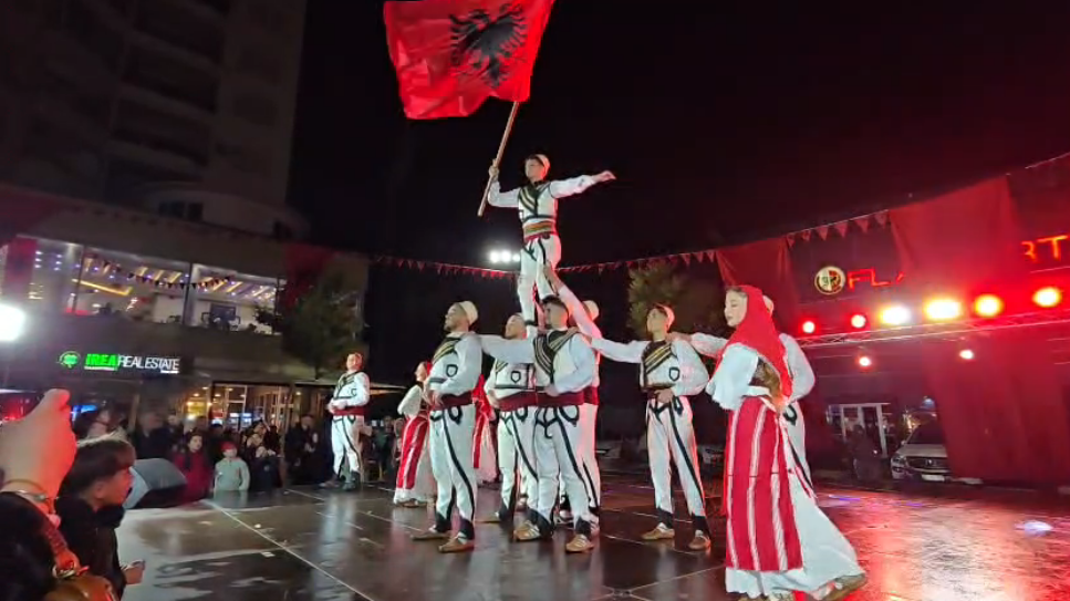 113-Vjetori i Pavarësisë, Vlora vishet kuqezi! Kthehet në “kryeqytetin” e shqiptarisë