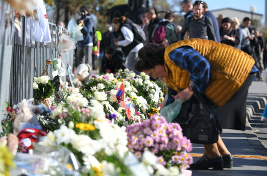 16 minuta heshtje në nderim të viktimave të tragjedisë, mijëra qytetarë e studentë mblidhen në Novi Sad