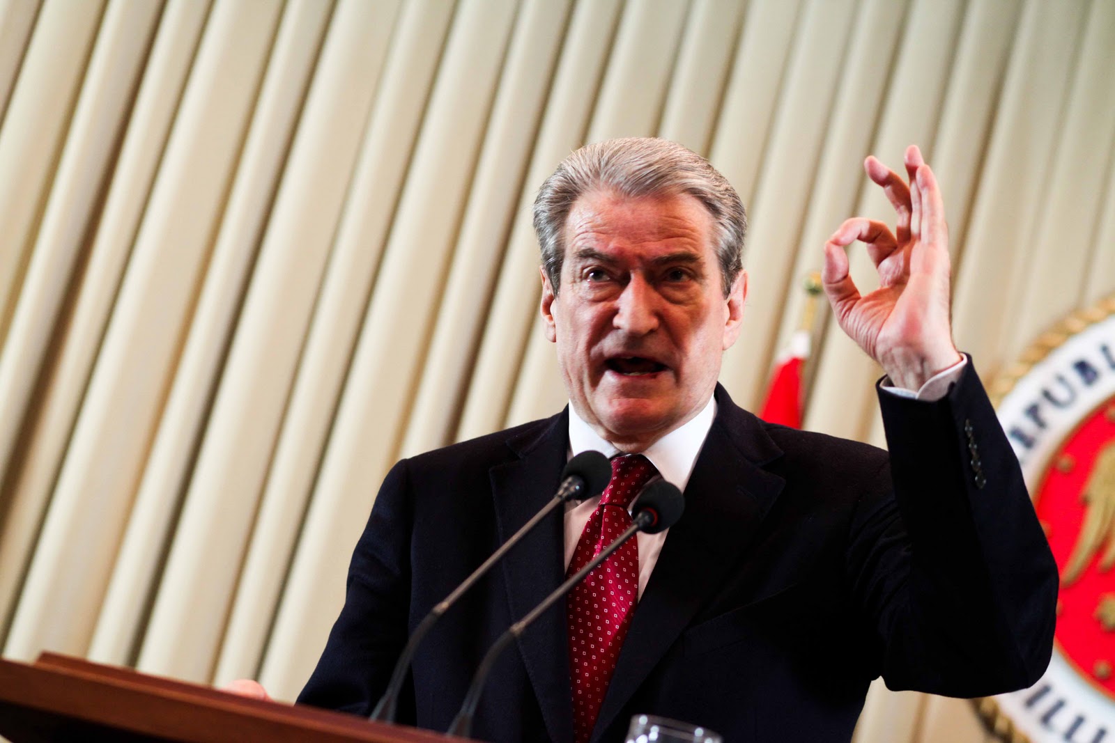 21 Janari / Deklarata e fortë: Berisha mbante kallashnikov në dorë, ndaj janë fshirë serverat e Kryeministrisë