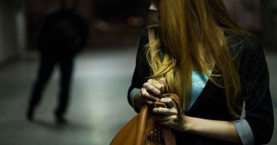 24-vjeçarja përndiqet me makinë, të dhënat personale ia publikojnë në rrjetet sociale