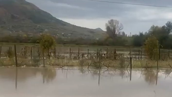 ‘25 banesa kanë prani uji në Fier’, Ministria e Mbrojtjes: 220 hektarë tokë bujqësore e përmbytur në Lezhë
