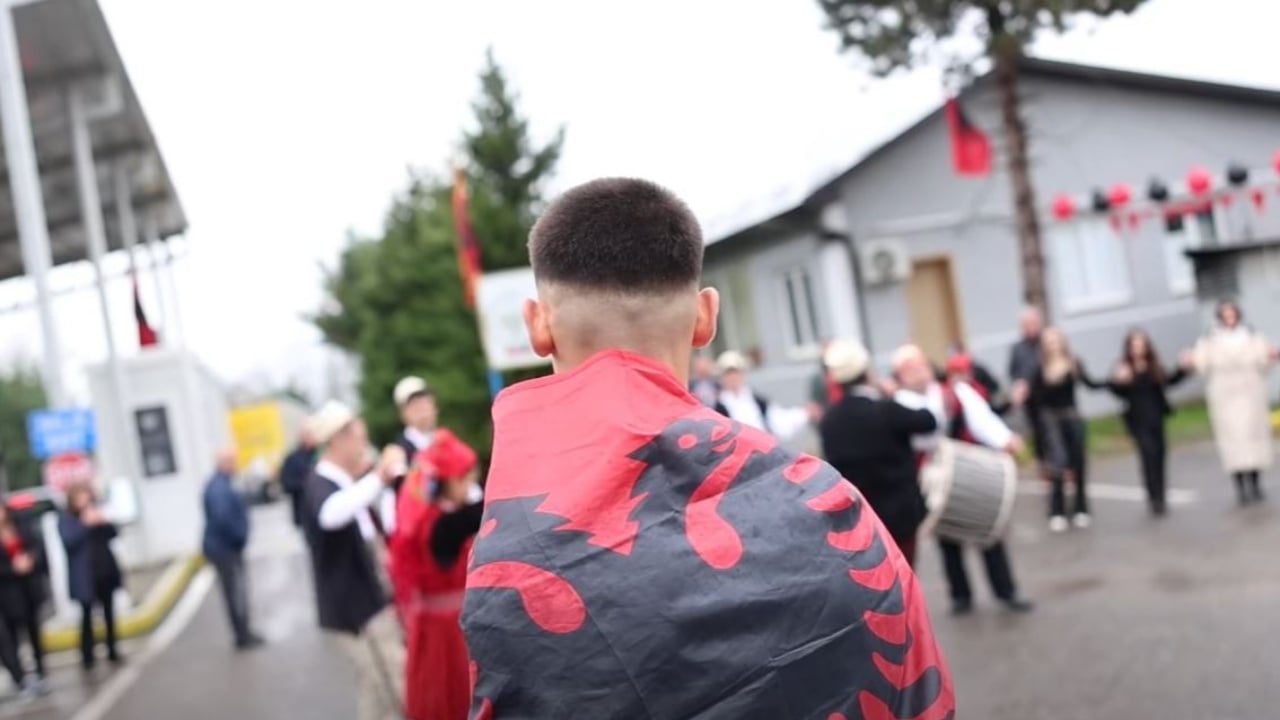 28 Nëntori/ Nga Morina në Kakavijë, shqiptarët kthejnë pikat doganore në ‘arenë’ feste me flamuj e veshje kombëtare, Rama ndan pamjet
