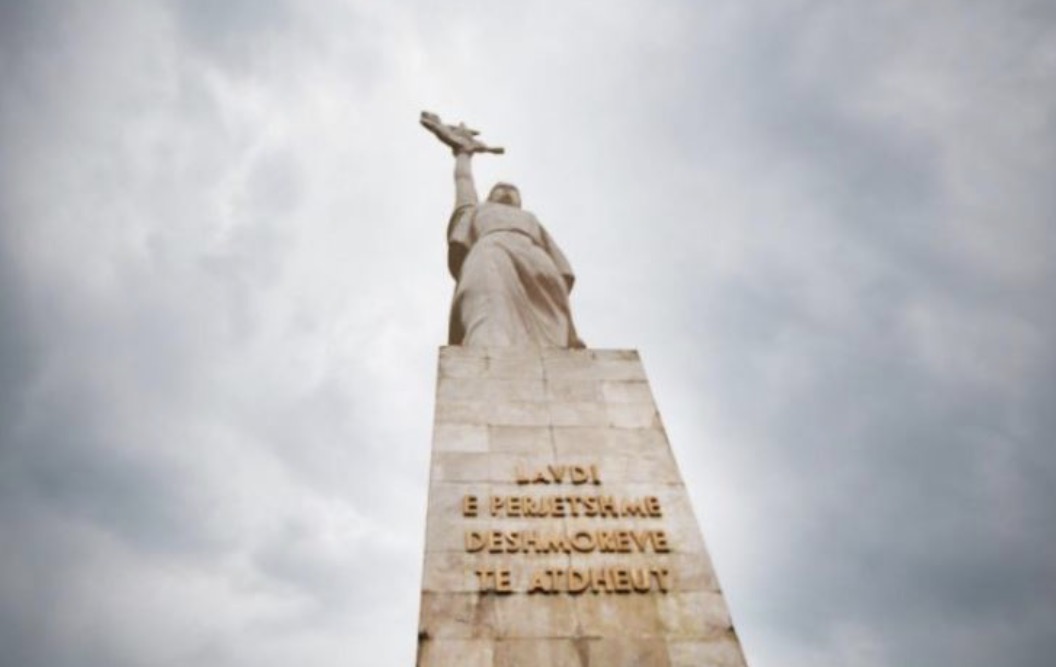 29 Nëntor/ Shqiptarët festojnë 81-vjetorin e Çlirimit