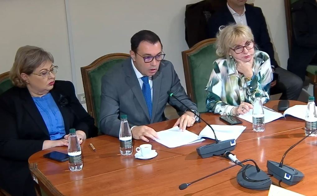 “35 zonja shkojnë në një tualet”/ Kreu i Autoritetit të Konkurrencës ankohet për kushtet: Si sardele, nuk mban më