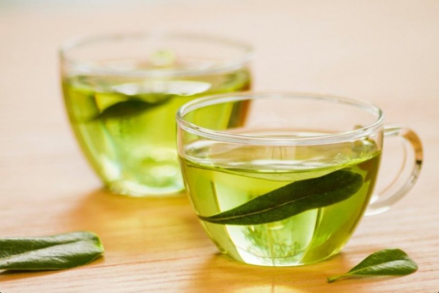 4 suplemente që nuk kombinohen mirë me çajin jeshil
