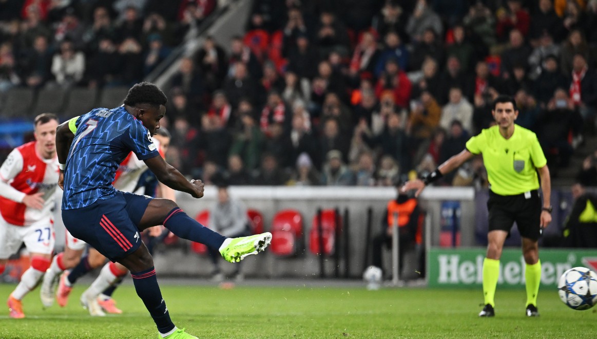 45-minutat e para: Arsenali mjaftohet me penalltinë dhe rekordin e Saka, “paqe” në Napoli-Eintracht (video)