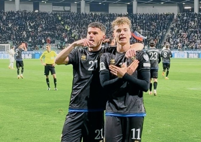45′ e para: Kosova mjaftohet me golin e Asllanit, Zvicra surprizohet nga Suedia. Danimarka i falet një supergoli