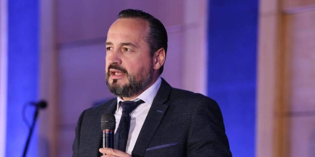 77 kartona votuan kundër Bibles dhe Kuranit duke shitur shpirtin e tyre