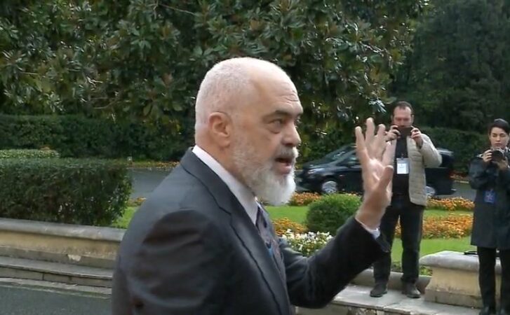 “A do ta shkarkoni?”/ Rama ‘përplaset’ me gazetarët për Ballukun: Pse duhet të biesh në sy ti me ulërima, do ta jap fjalën nëse…