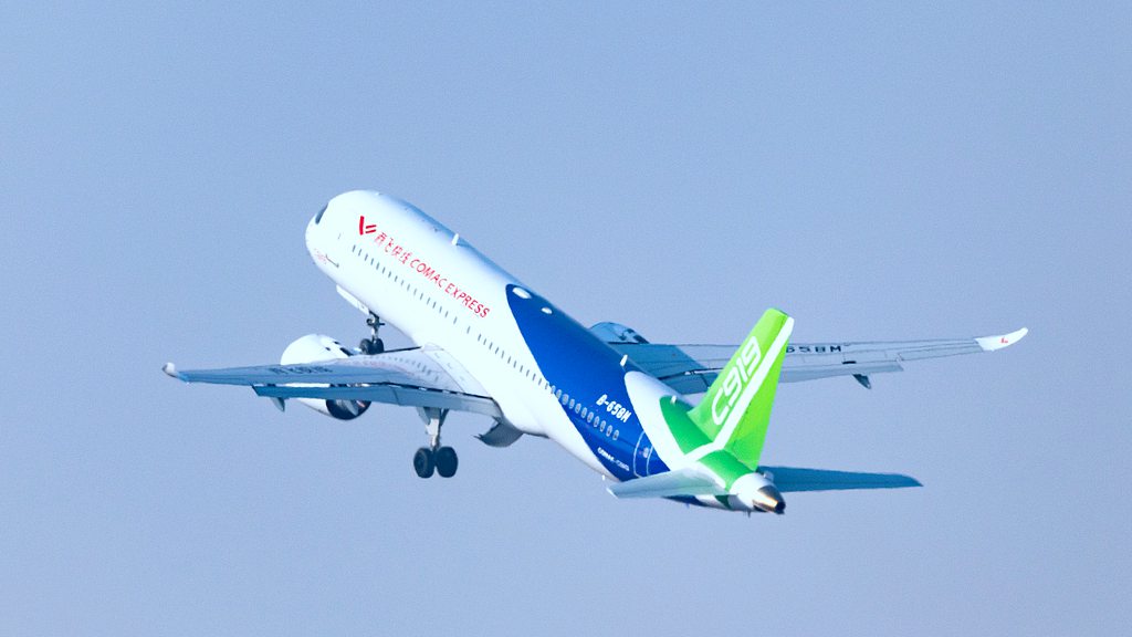 Aeroplani kinez “C919” bën debutimin në Lindjen e Mesme në Ekspozitën Ajrore të Dubait 2025