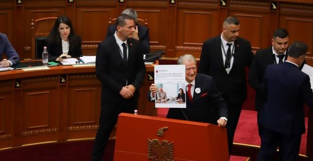 Afera tunelit të Llogarasë, Berisha vendos foton e takimit në Ankara në karrigen bosh të Ramës