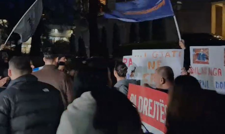 Agron Shehaj me disa mbështetës të tij para Kryeministrisë, me pankarta dhe thirrje për Ballukun