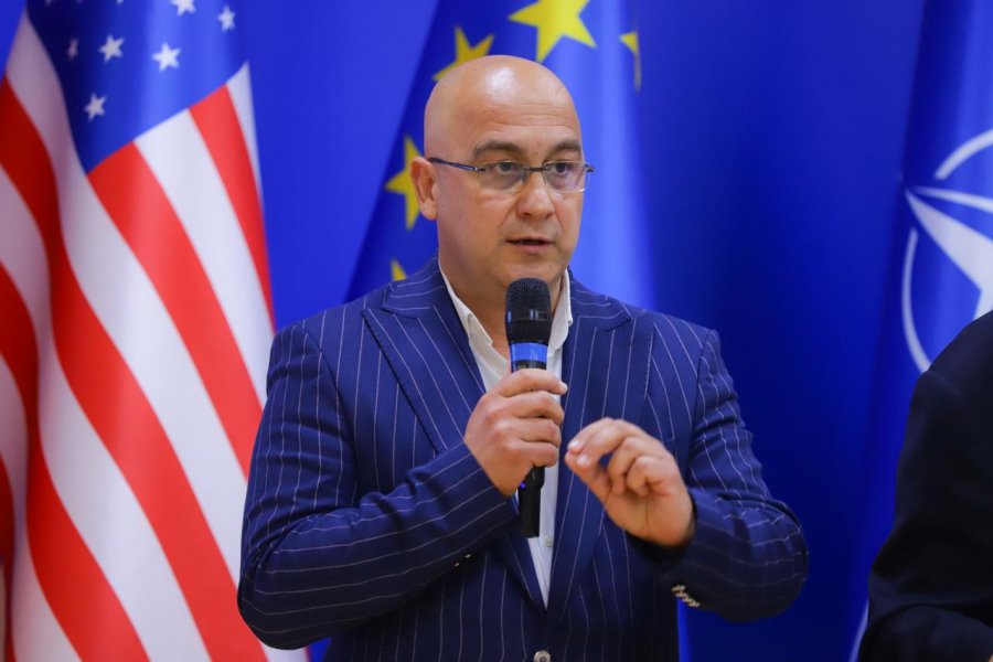 “Ajo duhet të ishte pas hekurave”/ Deputeti plas akuza të ashpra ndaj Ballukut: Nuk ka më moral, për të…