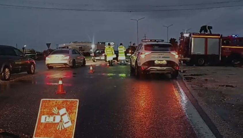 Aksident i rëndë në Lushnjë-Rrogozhinë, makinat përplasen ‘kokë më kokë’! “Ford”-i shpërthen në flakë (FOTO)