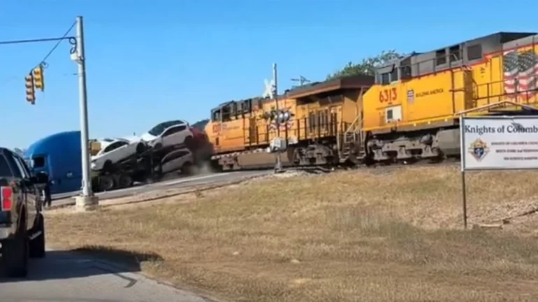 Aksident i rëndë në Texas, kamioni ngec në shina dhe përplaset me trenin
