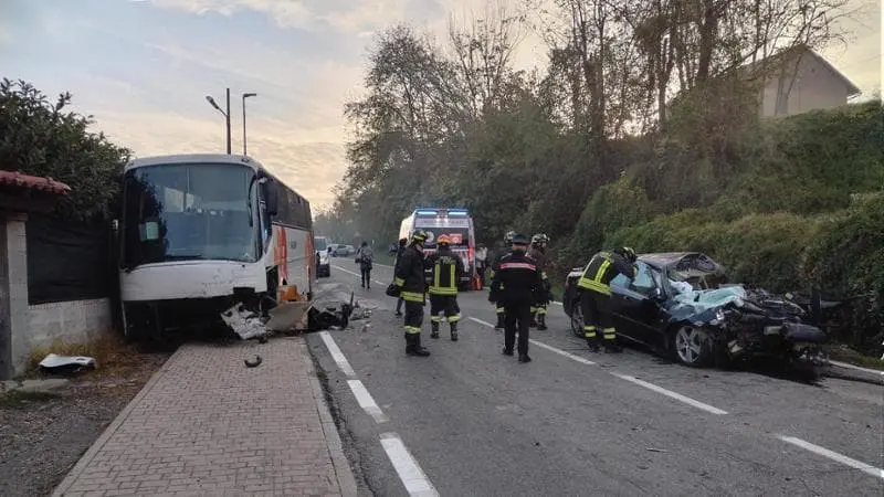 Aksident i rëndë në Torino / Autobusi me 50 nxënës përplaset me “BMW” 20 të plagosur, humb jetën..