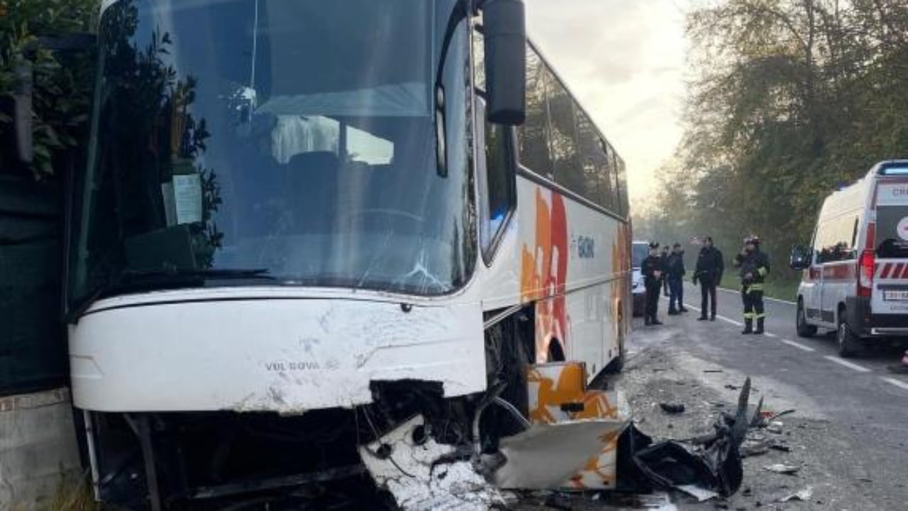 Aksident i rëndë në Torino të Italisë/ Autobusi me 50 nxënës përplaset me “BMW”-në, humb jetën drejtuesi, 20 të plagosur