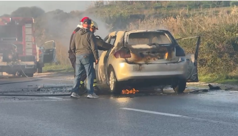 Aksident i rëndë në vend, automjeti merr flakë pas përplasjes me furgonin, trafiku paralizohet për disa kilometra