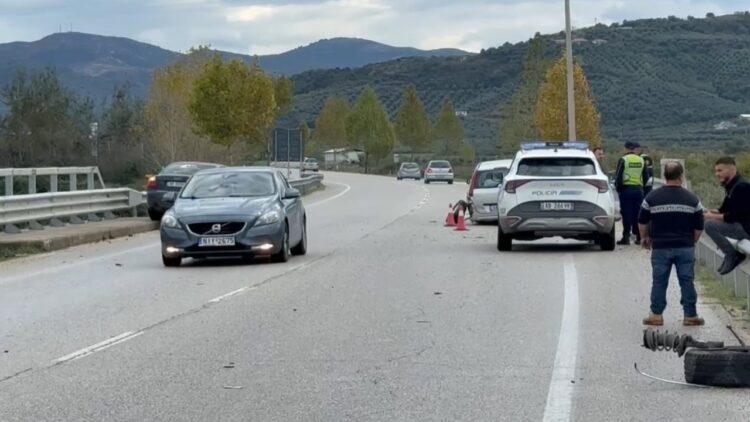 Aksident i trefishtë në aksin Fier-Cakran, plagoset një person